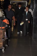 Abhishek Bachchan returns to Mumbai, Big B and Ash come to receive on 6th Oct 2012 (12).JPG